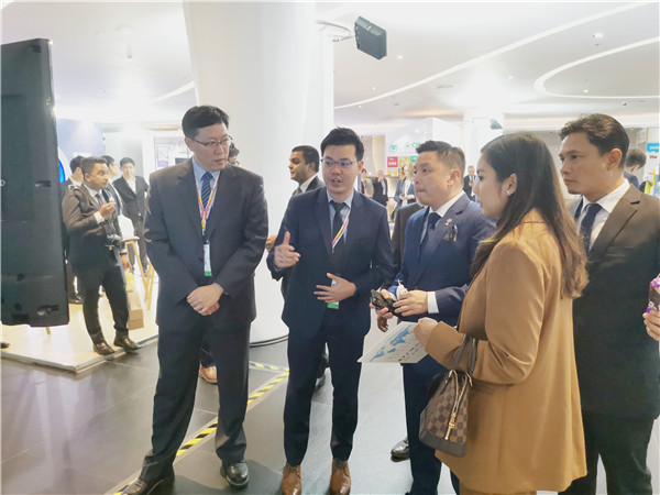 马来西亚国际业务及工业部长拿督达勒雷京亲临sunbet官网展位.jpg
