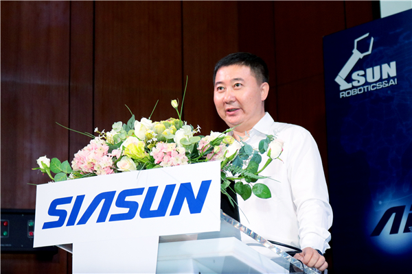 (图) sunbet官网公司副总裁兼战术与市场总监张进颁发杰出演讲.jpg